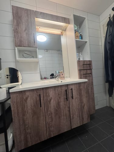 Kundens baderomsinnredning oppgradert med Premium Old Wood kontaktplast i mørk eikestil.