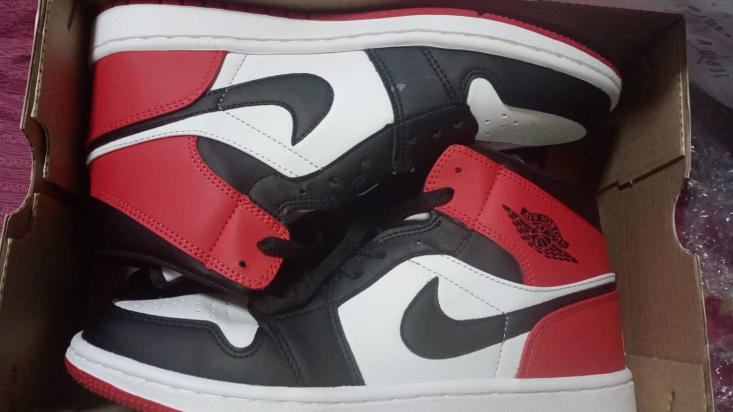 Customer photo review of Tenis Retro 1 Chicago Black