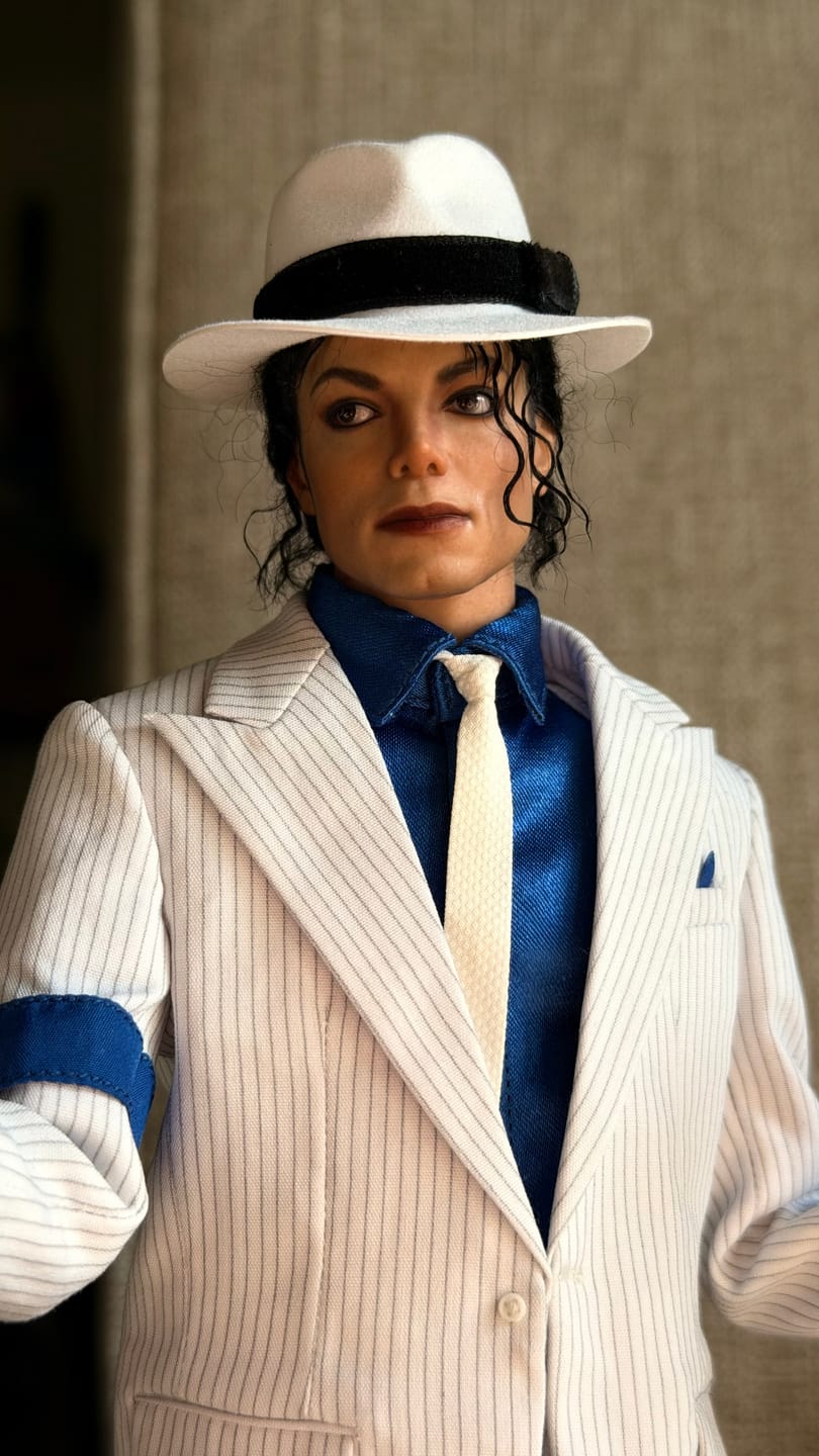 Customer photo review of MJ - Smooth Criminal 1/6 Collectible Figure