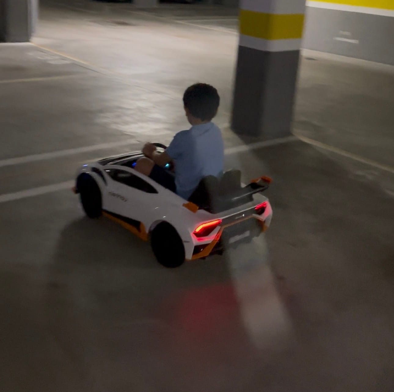 Customer photo review of Carro Elétrico para Criança LAMBORGHINI STO 24v DRIFT Branco c/ RODAS DE BORRACHA & ASSENTO EM PELE