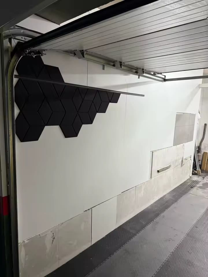Customer photo review of Panneaux Acoustiques Muraux Hexagonaux – Mousse Absorbante Auto-Adhésive, Lot de 12