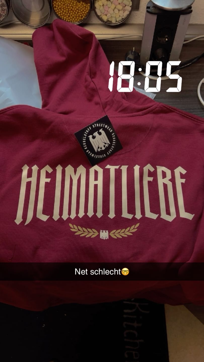 Customer photo review of Heimatliebe Statement - Hoodie - Burgundy