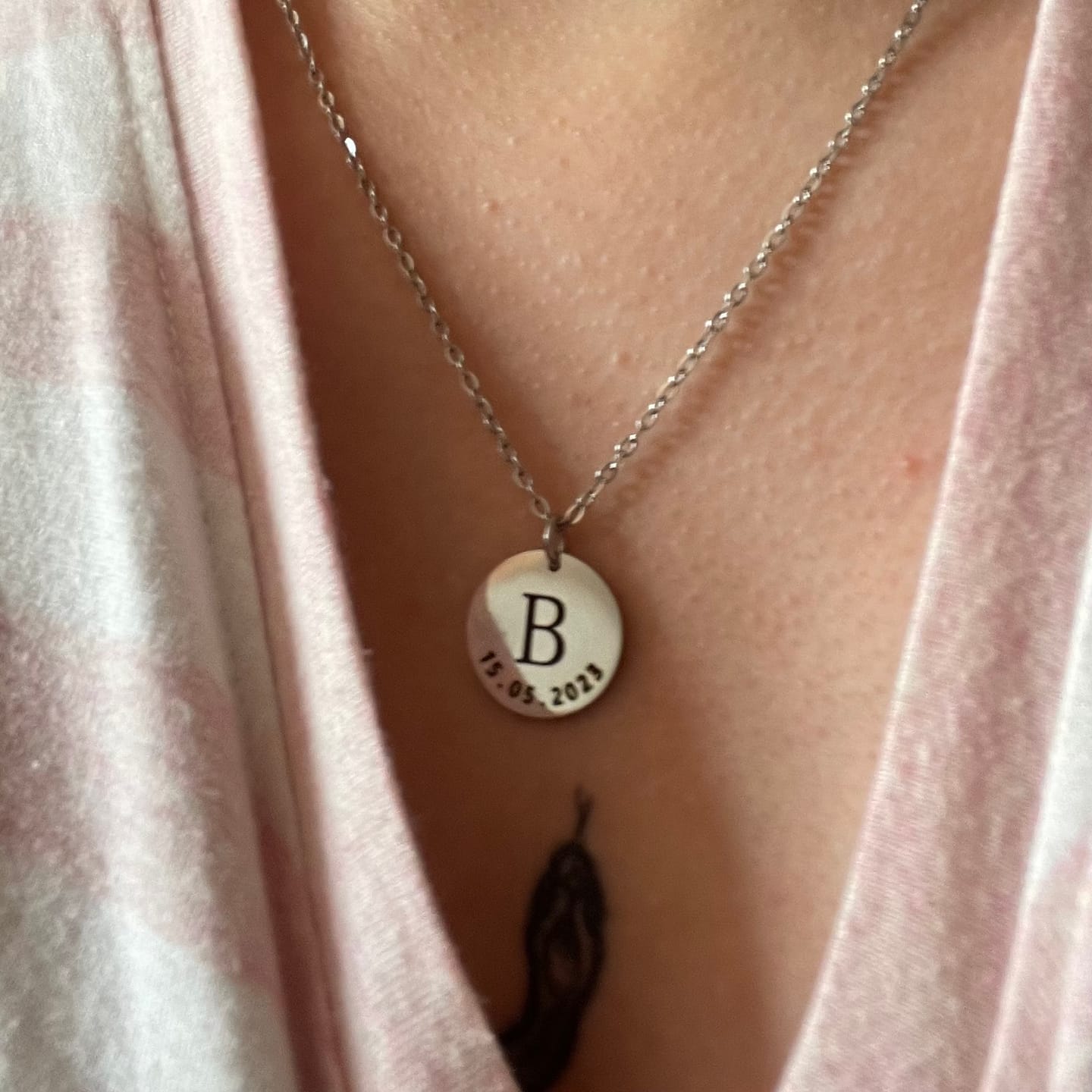 Customer photo review of Colar Inicial Com Data