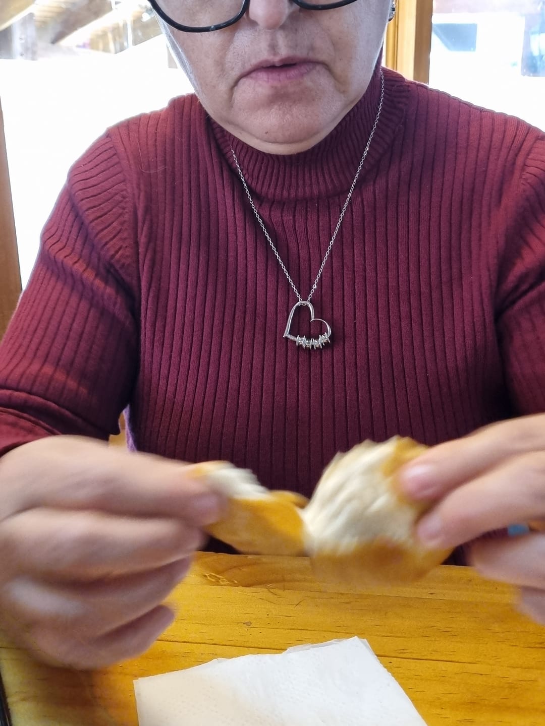 Customer photo review of Collar grabado "Corazón de la familia"