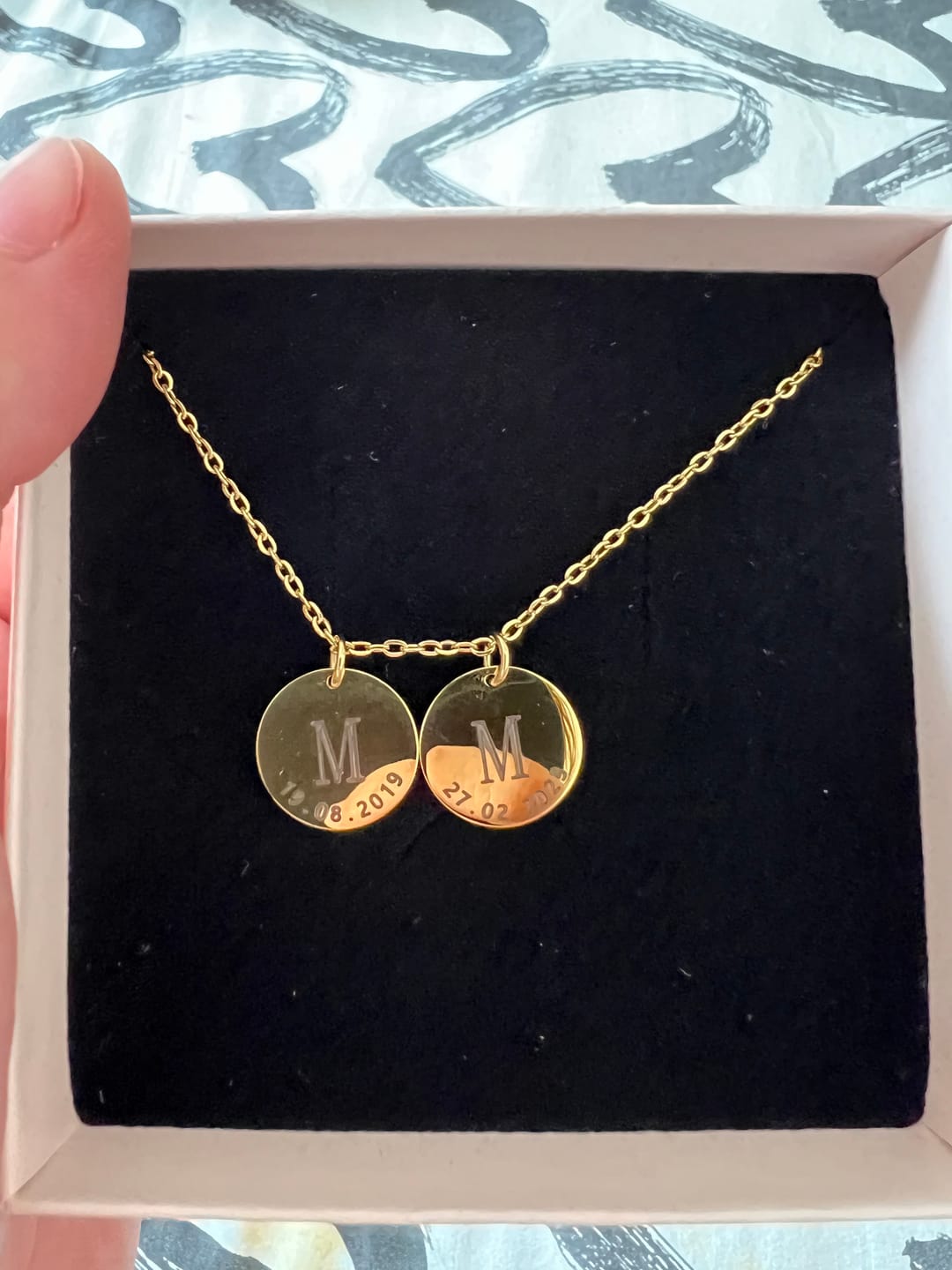 Customer photo review of Colar Inicial Com Data