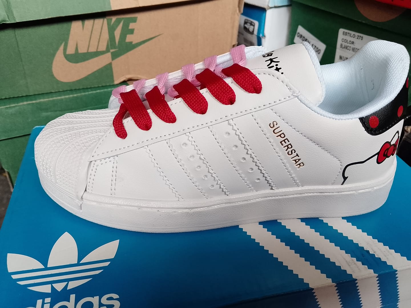 Customer photo review of Tenis Concha Blanco Hello Kitty