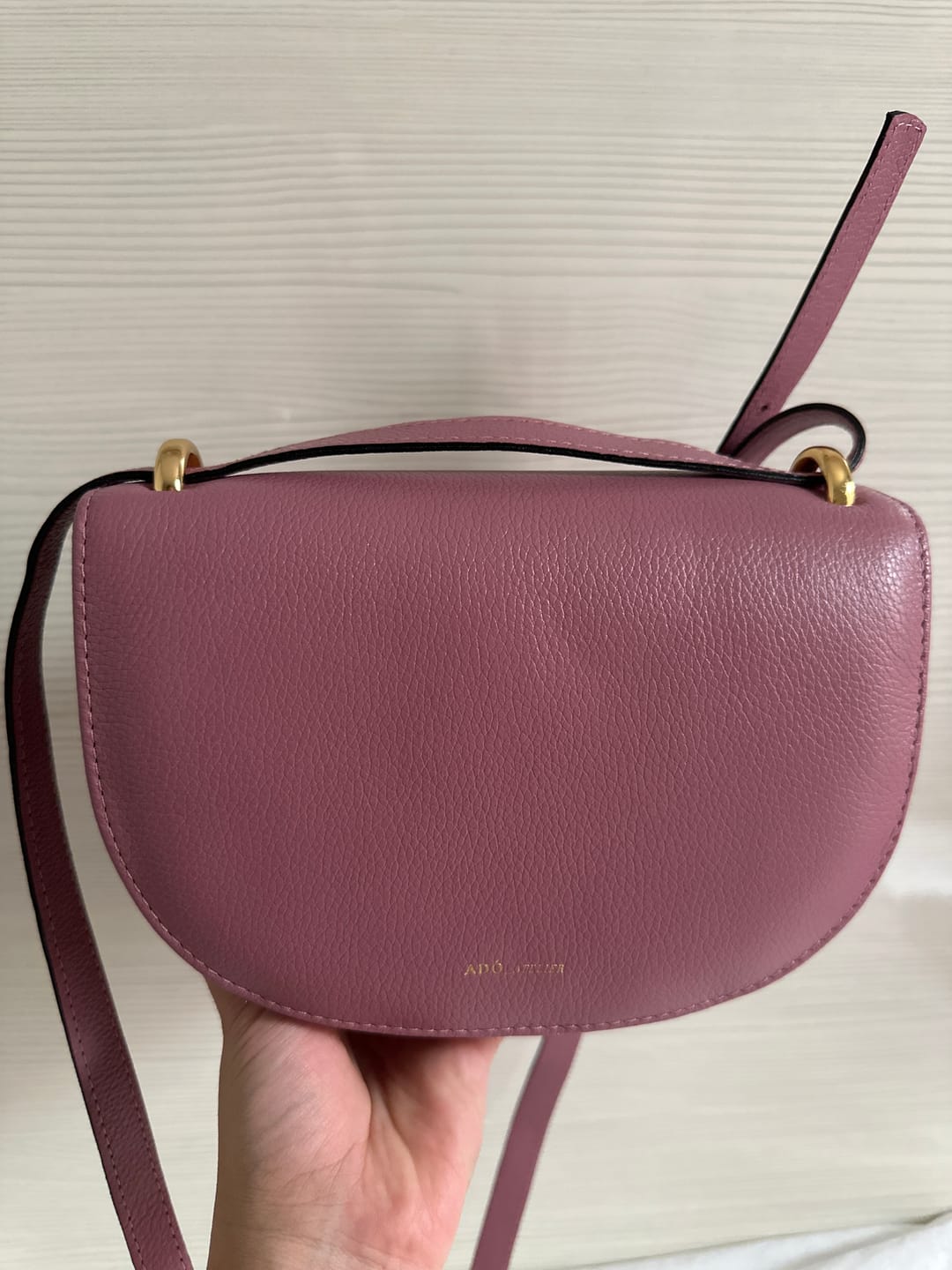 Customer photo review of Bolsa Oli Pequena Couro Adô Cor Rosa Mauve