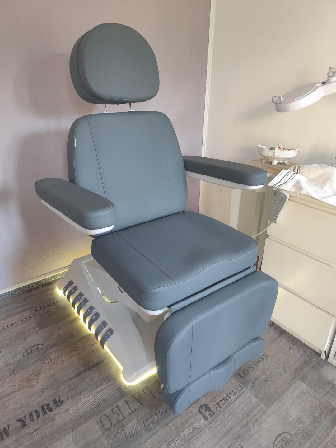 Customer photo review of Kosmetikliege Elektrisch | Luxoria PRO 5 | Kosmetiksessel mit elektrischer Verstellung | Grau