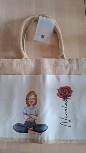 Kunden Summervibes Jutetasche mit Personalisierung, sitzender Cartoon-Figur und roter Rose.