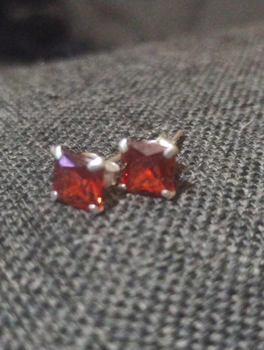 Customer photo review of Aro Circón Granate 6x6 mm