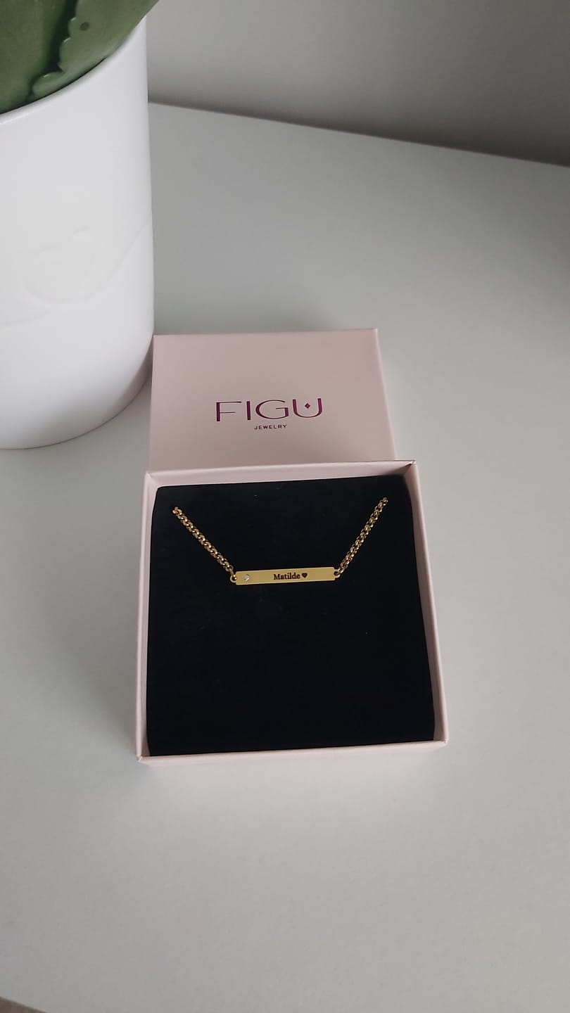 Customer photo review of Pulseira Emily Personalizável