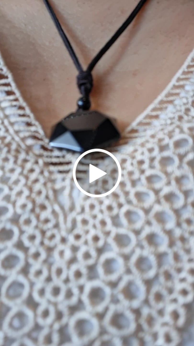 Customer video review of Obsidian Halskette - Schutz Talisman