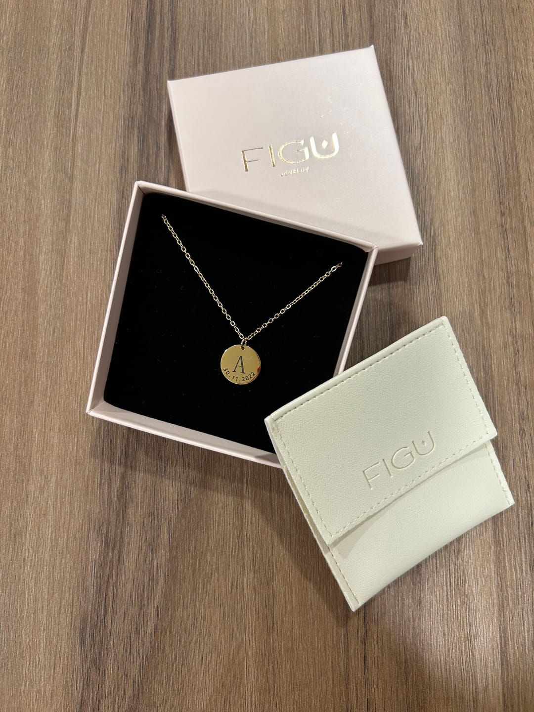 Customer photo review of Colar Inicial Com Data