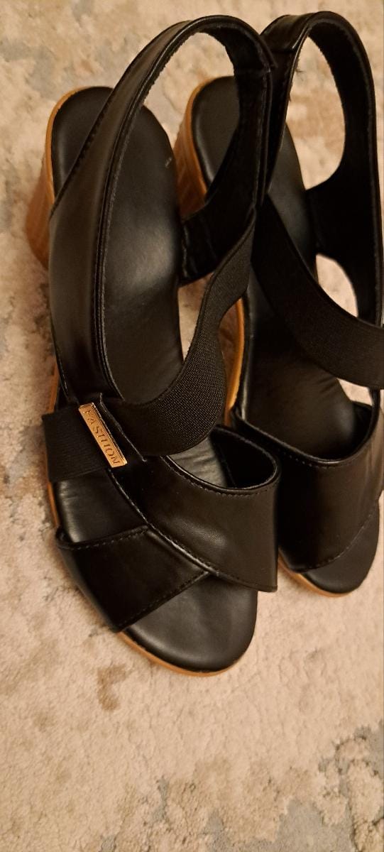 Customer photo review of Sandales élégantes à talon carré