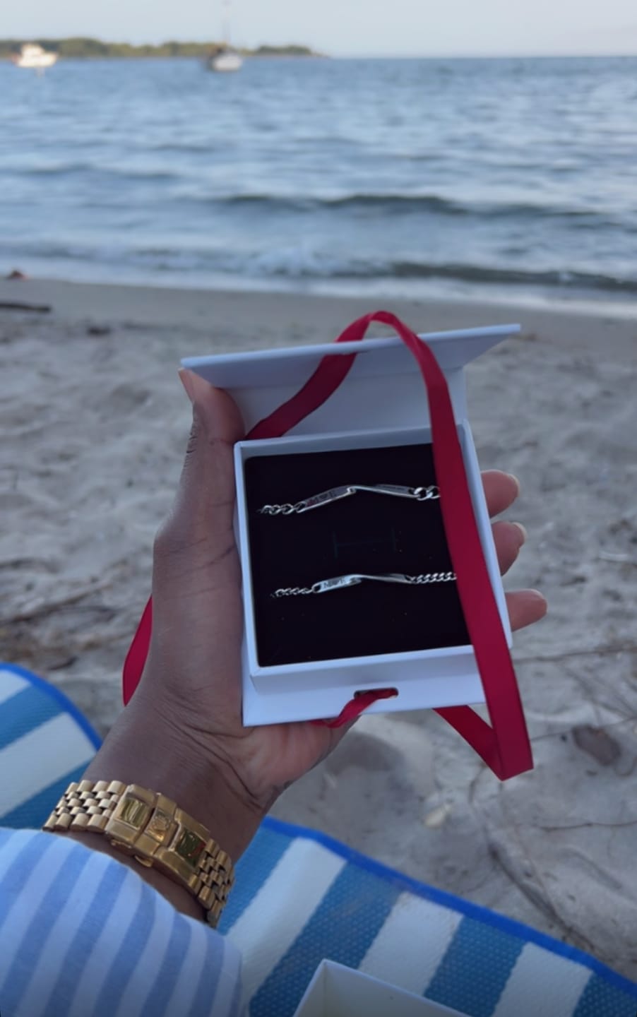 Recensione fotografica del cliente del Set di Bracciali Infiniti Incisi