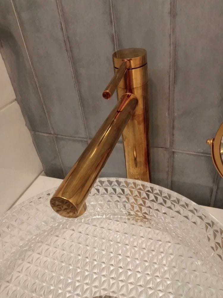 Customer photo review of Torneira Monocomando Dourada Para Banheiro