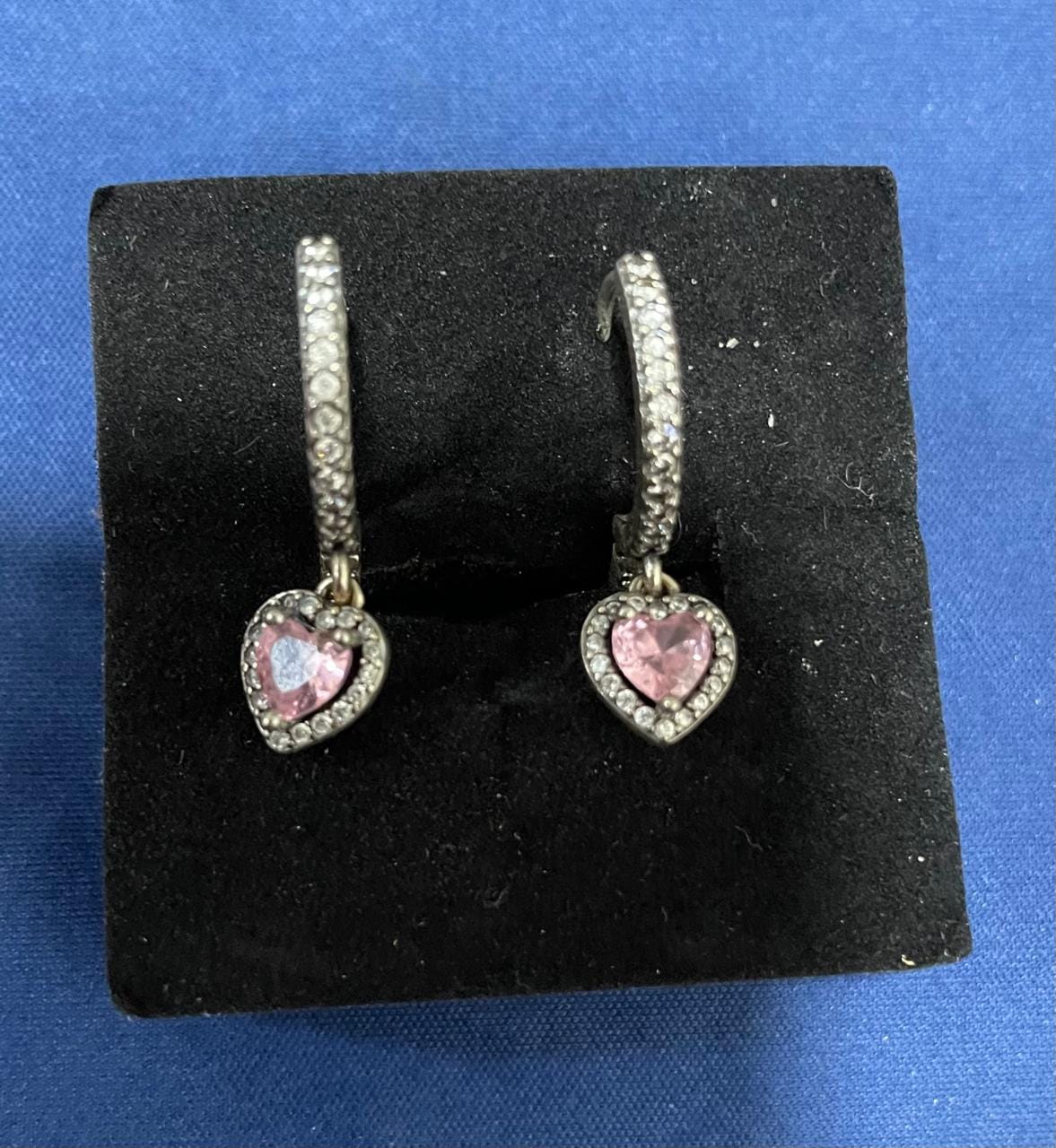Customer photo review of ARETES PENDIENTES DE ARO CORAZÓN ROSA PANDORA + KIT DE REGALO