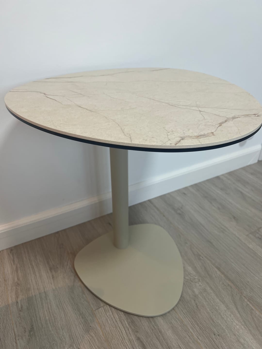 Customer photo review of Măsuță cafea CIAO C, bej mat/cașmir, sticlă securizată/ceramică/metal, 50x50x54 cm