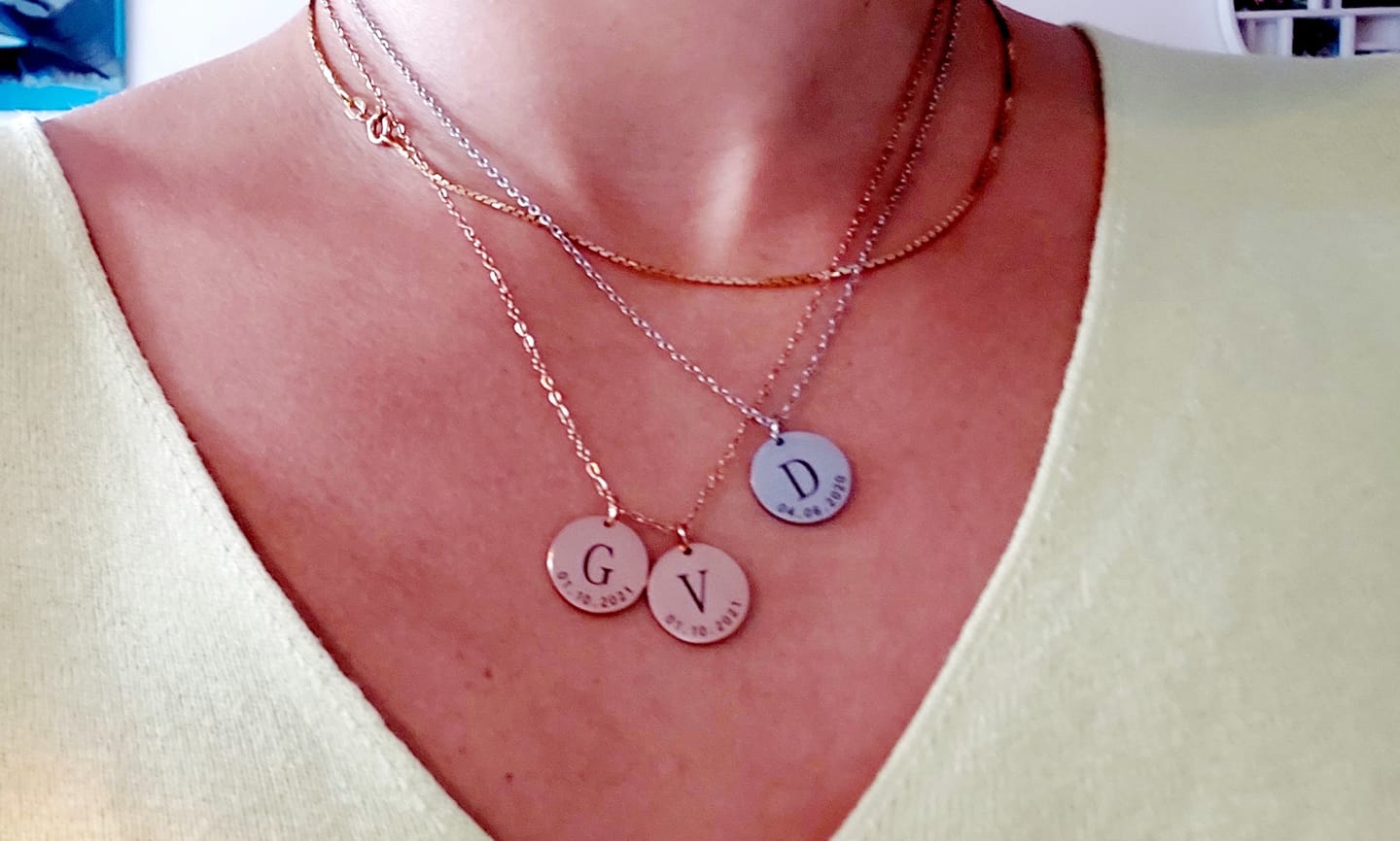 Customer photo review of Colar Inicial Com Data