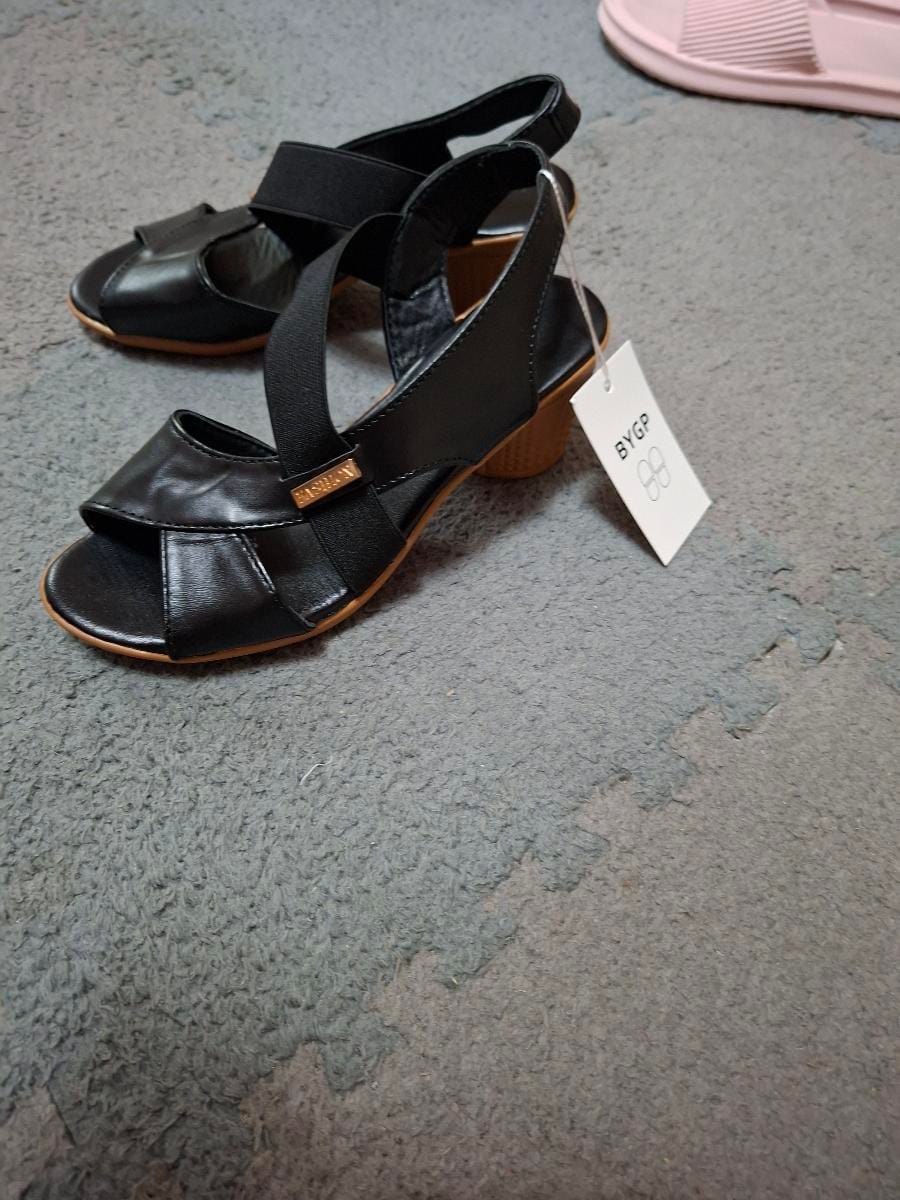Customer photo review of Sandales élégantes à talon carré