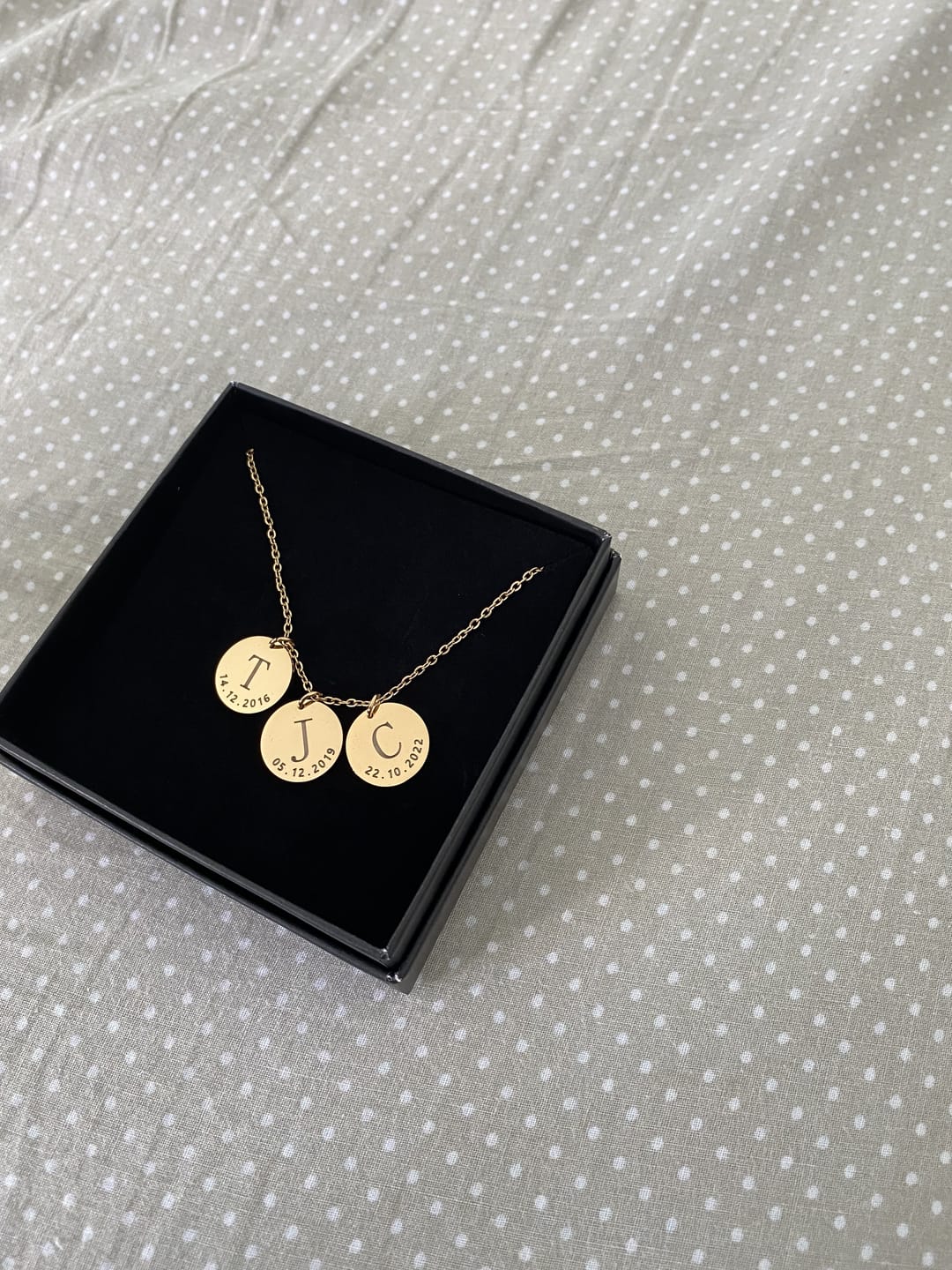 Customer photo review of Colar Inicial Com Data