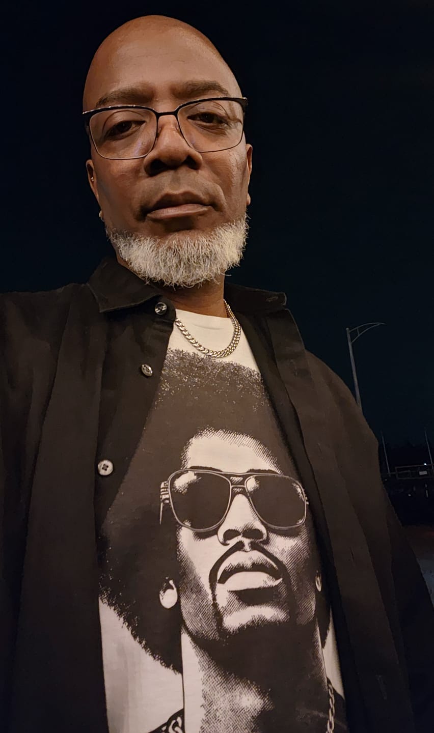 Customer photo review of Iconic Afro Soul & Shades Tee