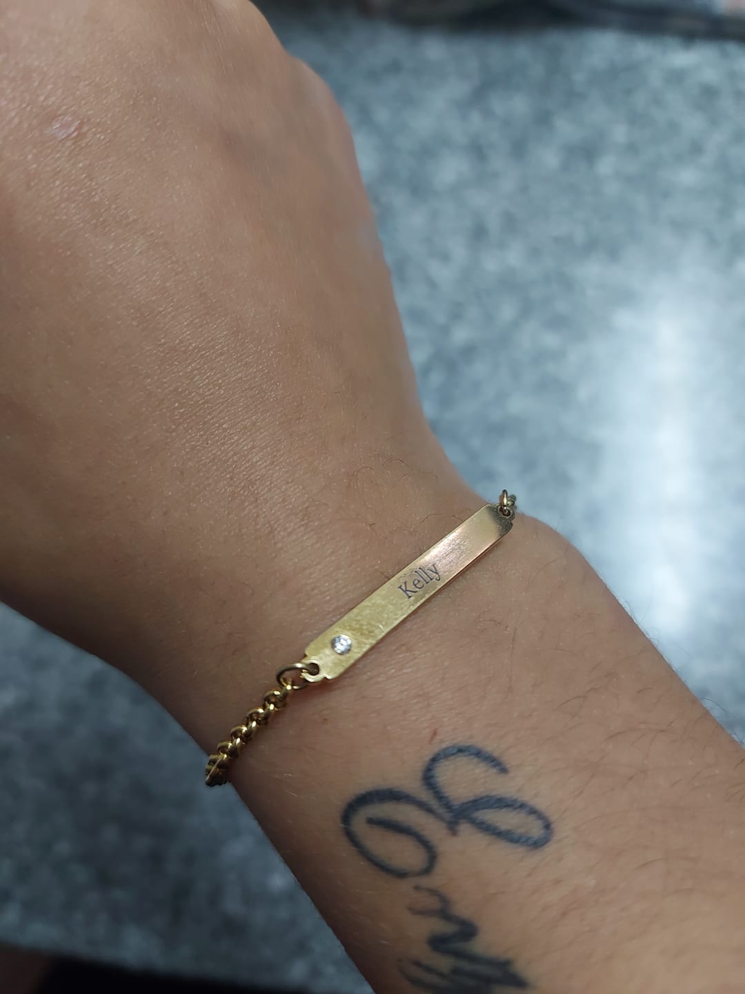 Customer photo review of Pulseira Emily Personalizável