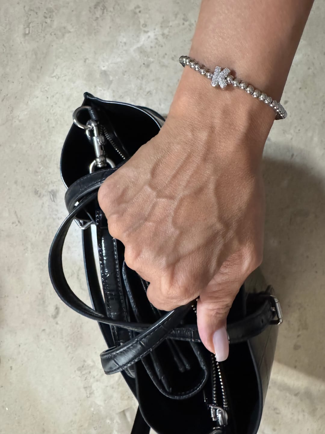 Customer photo review of Pulsera Plateada Con Inicial Mini Bubble Zirconia