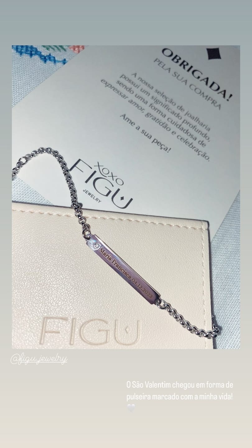 Customer photo review of Pulseira Emily Personalizável