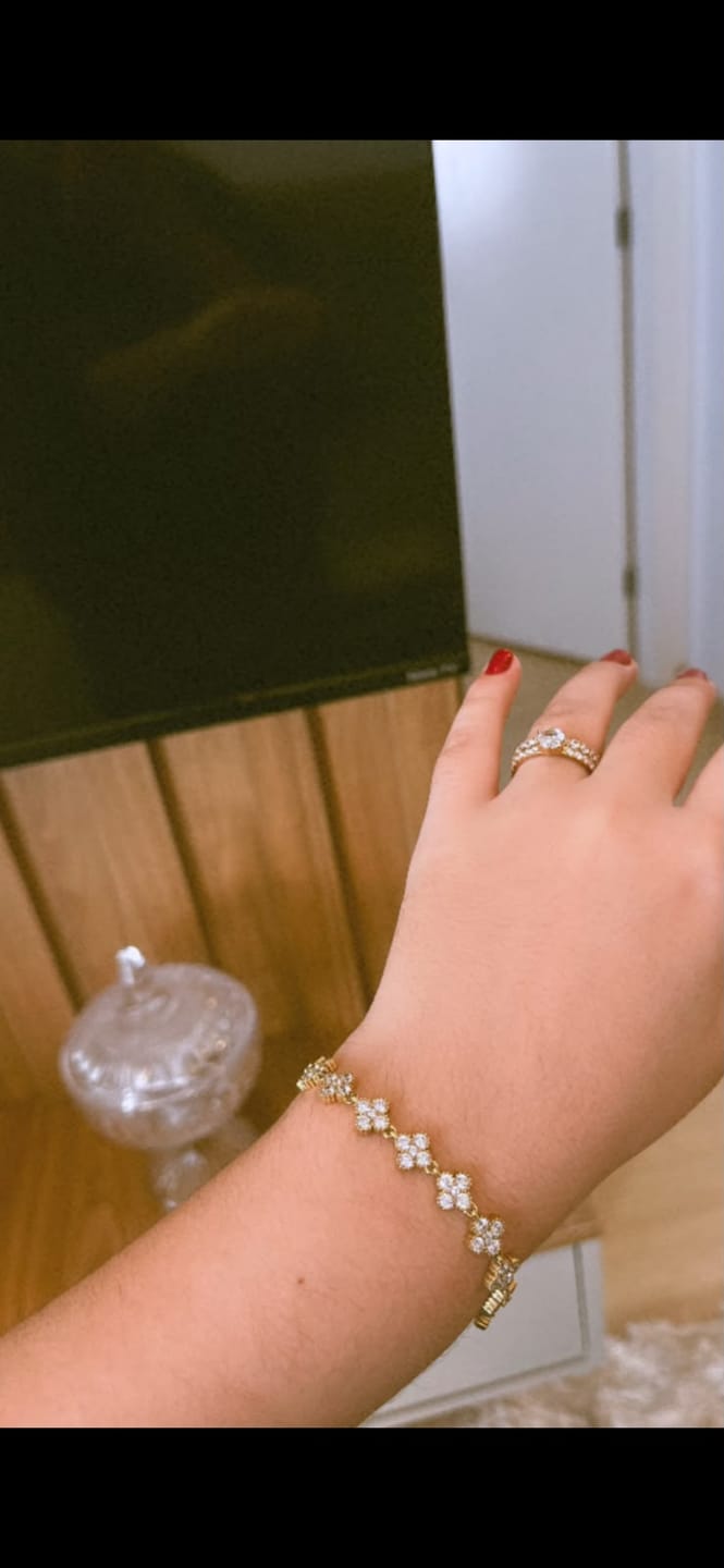 Customer photo review of Pulseira Trevo Beout Classic Banhada em Ouro 18k