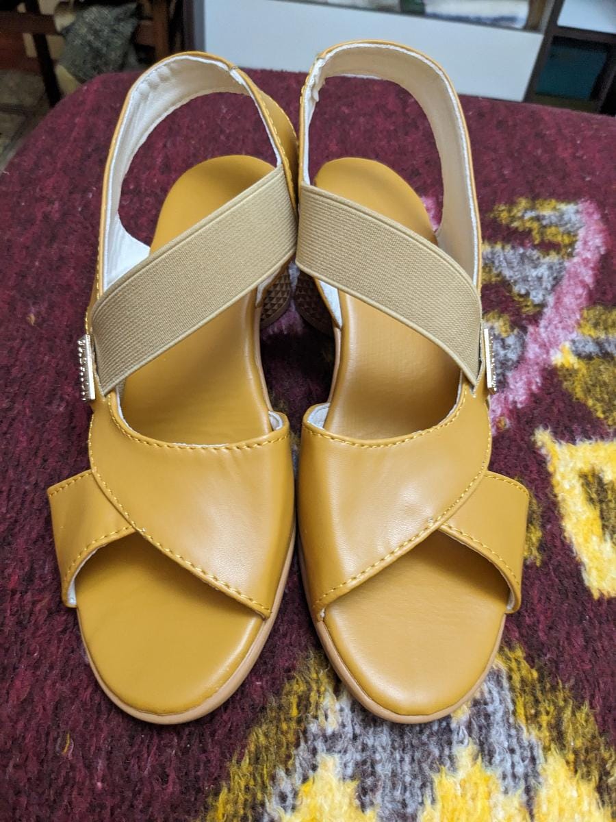 Customer photo review of Sandales élégantes à talon carré