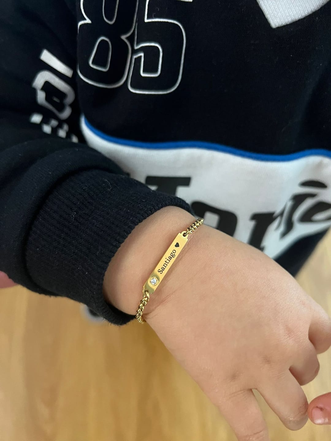 Customer photo review of Pulseira Emily Personalizável