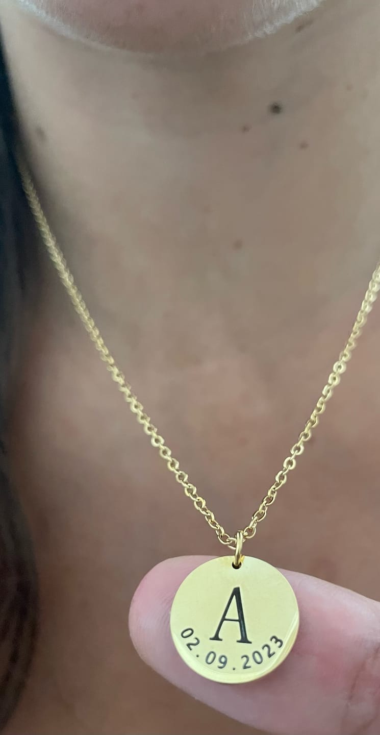 Customer photo review of Colar Inicial Com Data