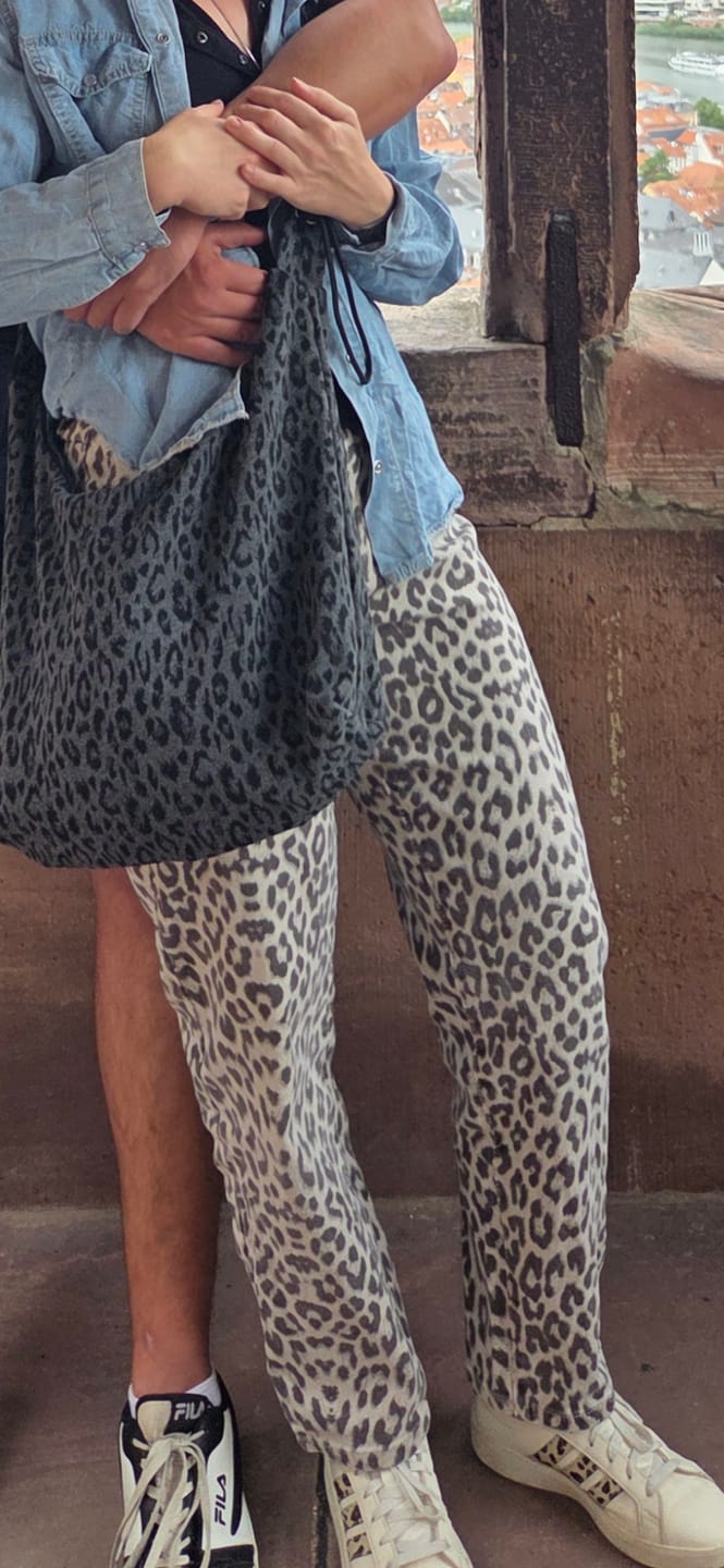 Customer photo review of MOM JEANS Leo Pard