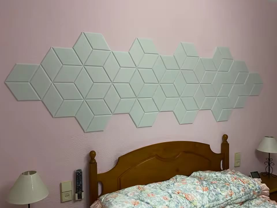 Customer photo review of Panneaux Acoustiques Muraux Hexagonaux – Mousse Absorbante Auto-Adhésive, Lot de 12