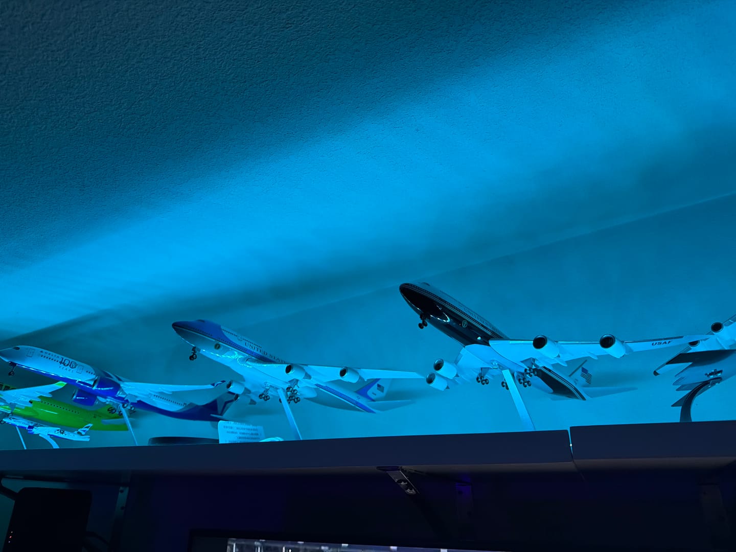 Customer photo review of Air Force One Boeing 747-8 (VC-25B) 1:150 Scale Model Airplane – New Presidential Livery (47cm / 18.5")