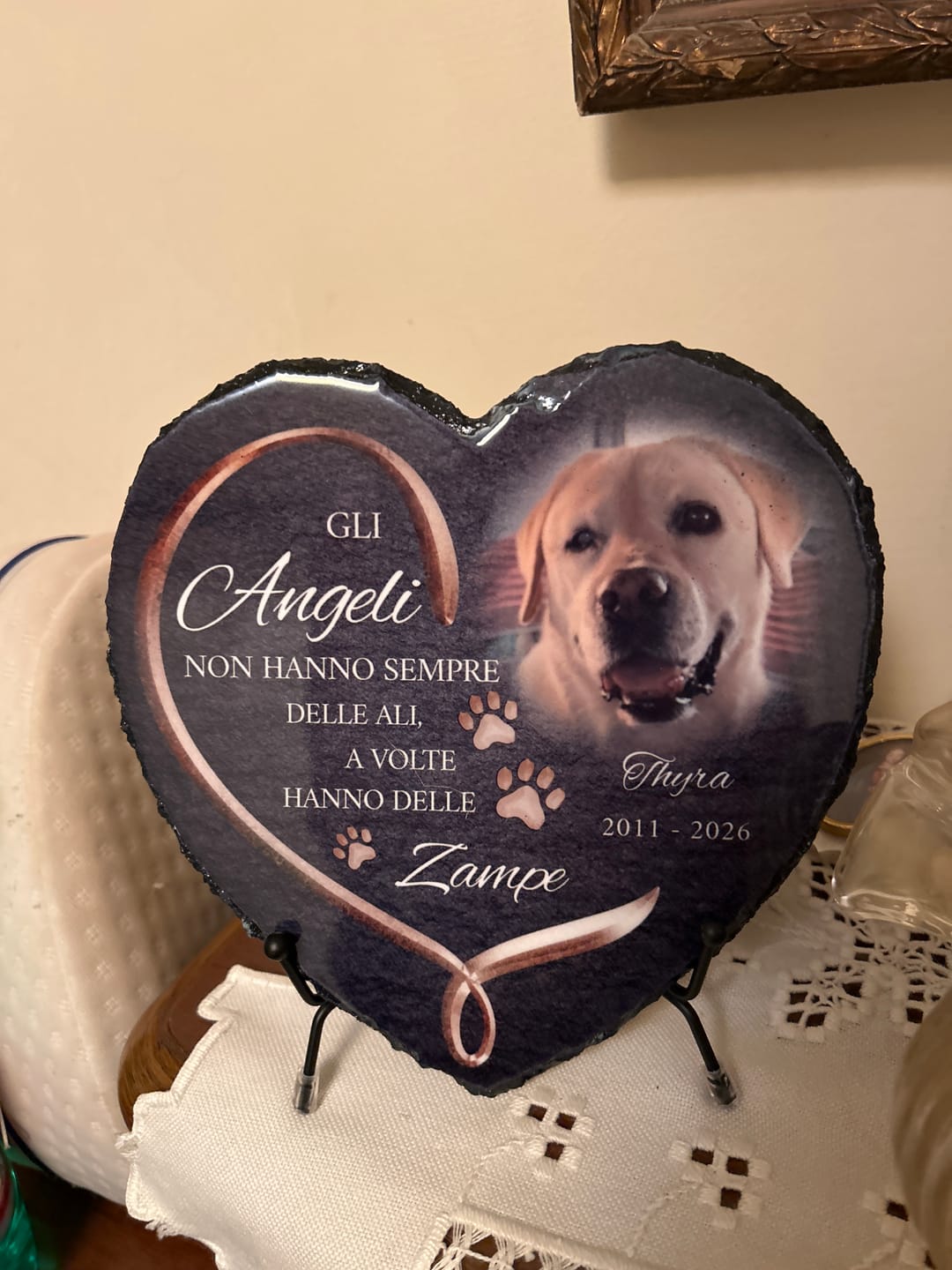 Customer photo review of Gli angeli hanno delle zampe - Cuore in ardesia personalizzato