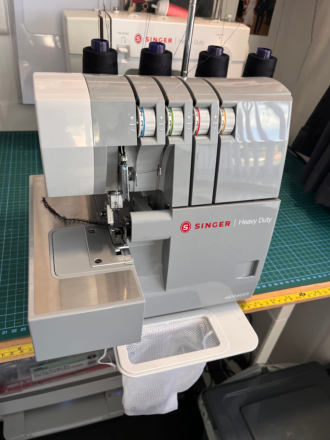 Customer photo review of Singer Heavy Duty HD0405S Overlocker with Accessory Bundle - 4 x thread cones and Overlocker Bag