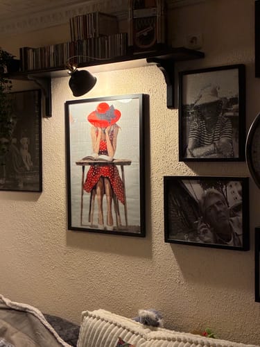 Customer's Diamond Painting Geschenk in einem schwarzen Rahmen, hängend an einer Zimmerwand über einem Sofa.