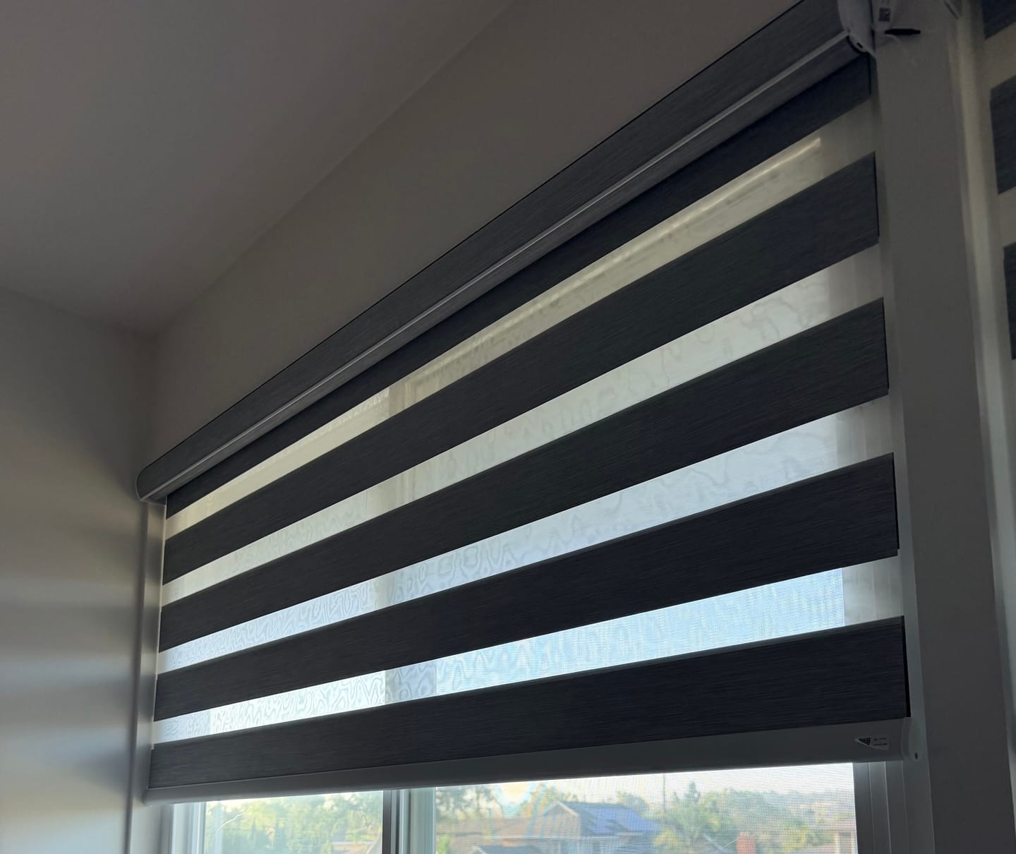 Customer photo review of Bringnox Motorized Zebra Roller Blinds 100% Blackout