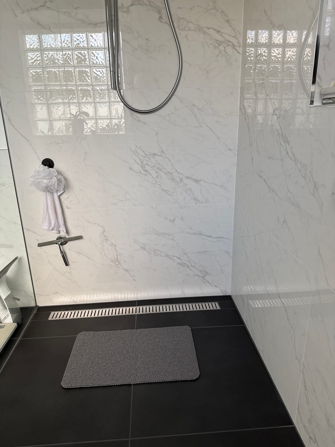 Customer photo review of Magicwipe™ - Non-Slip Shower Mat
