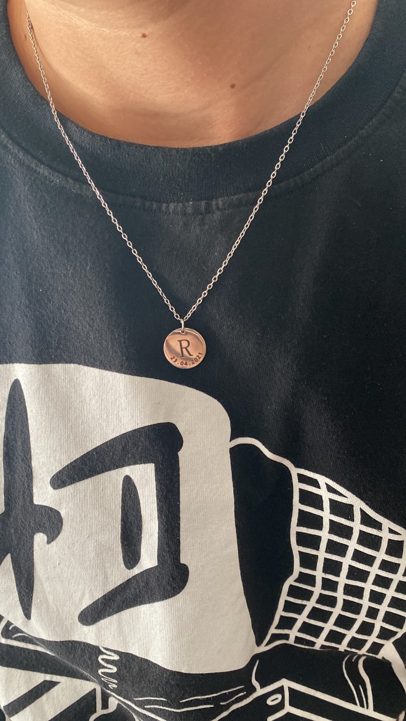 Customer photo review of Colar Inicial Com Data