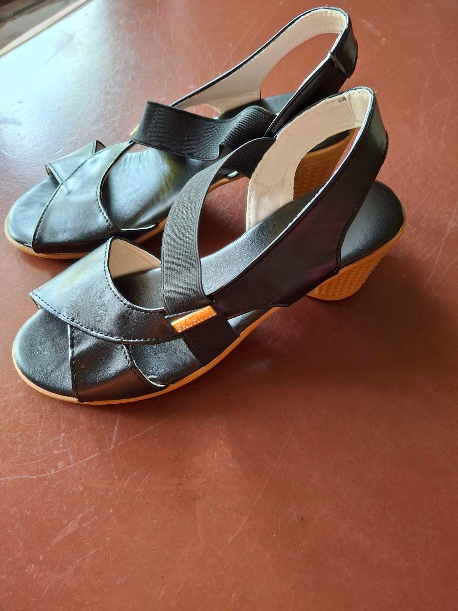 Customer photo review of Sandales élégantes à talon carré