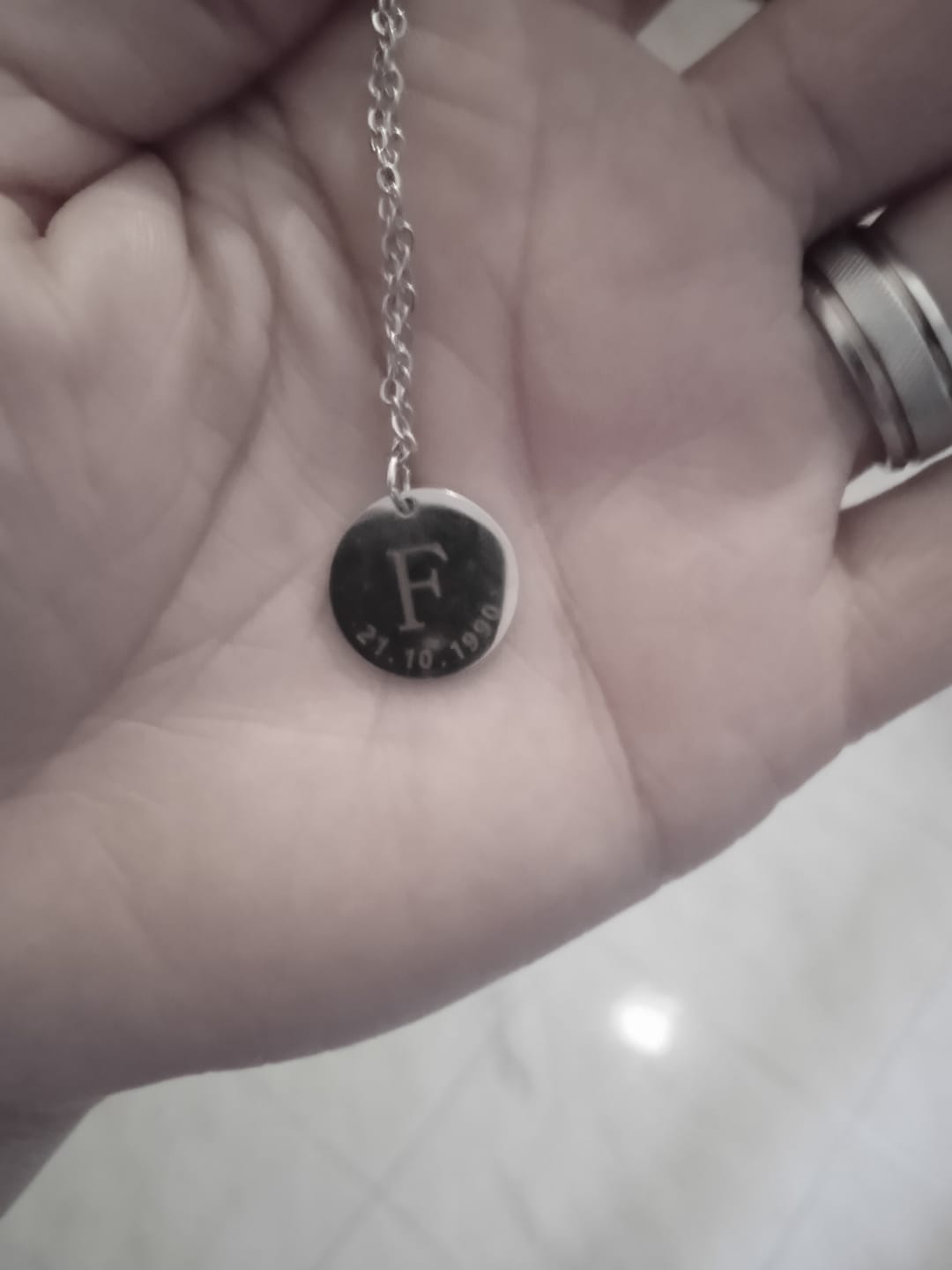 Customer photo review of Colar Inicial Com Data