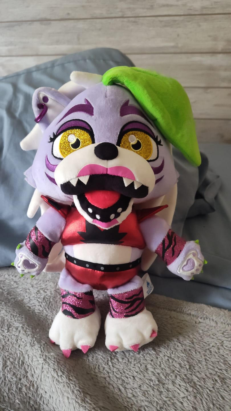 Customer photo review of Five Nights at Freddy's - Roxanne Wolf Collector's Plush
