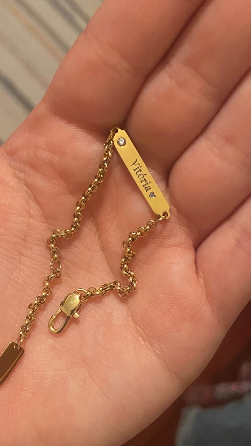 Customer photo review of Pulseira Emily Personalizável