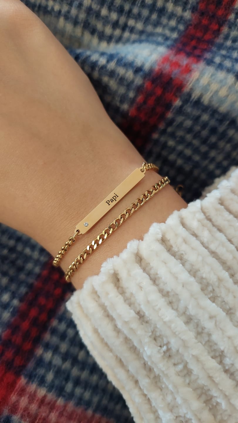 Customer photo review of Pulseira Emily Personalizável