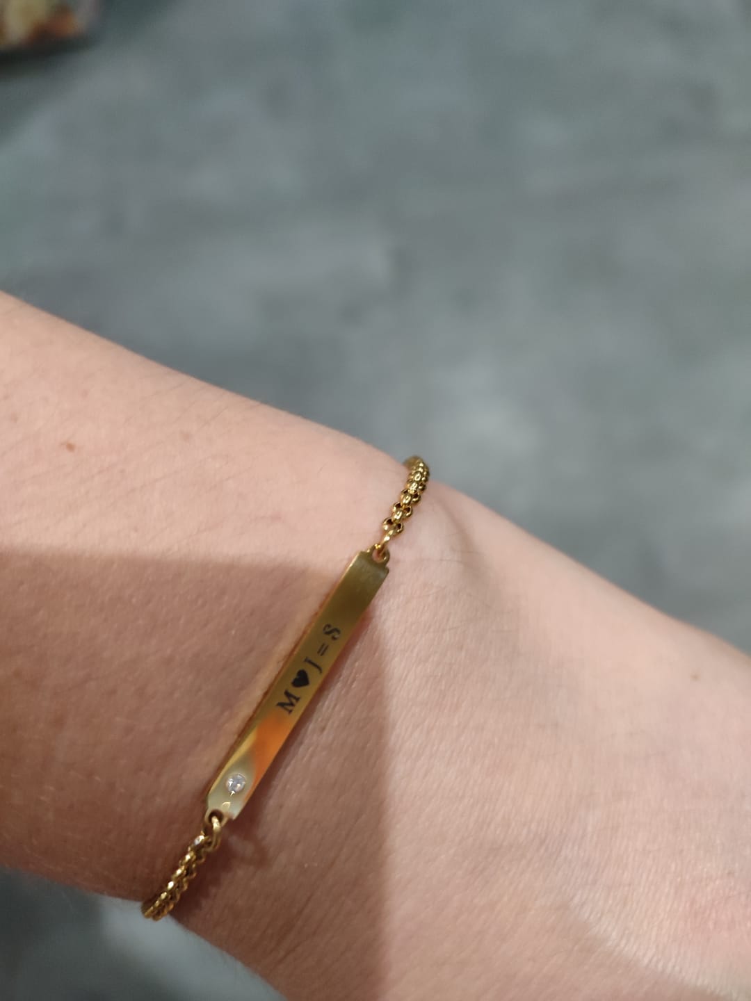 Customer photo review of Pulseira Emily Personalizável