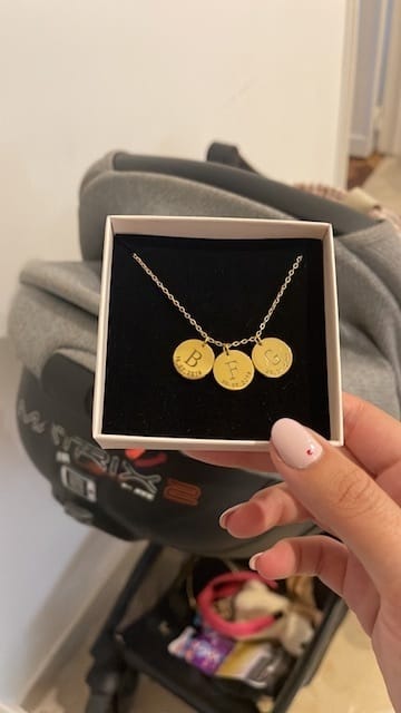 Customer photo review of Colar Inicial Com Data
