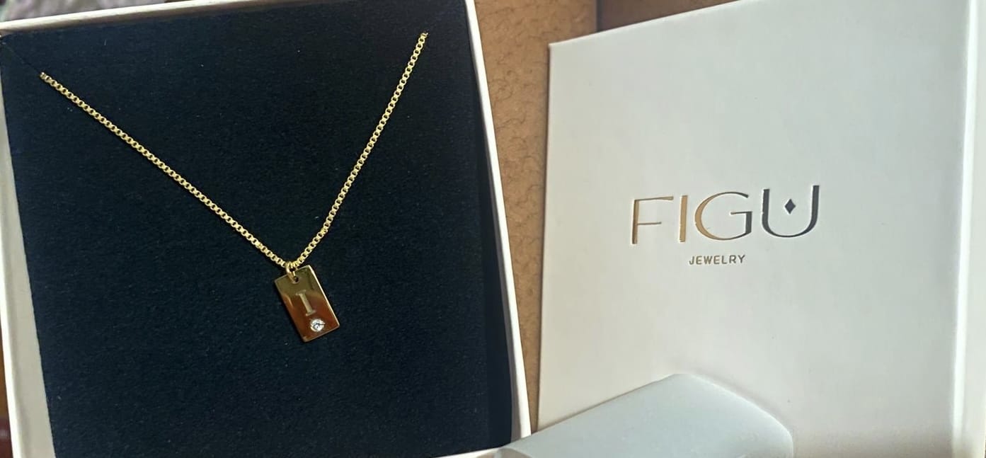 Customer photo review of Colar Letra